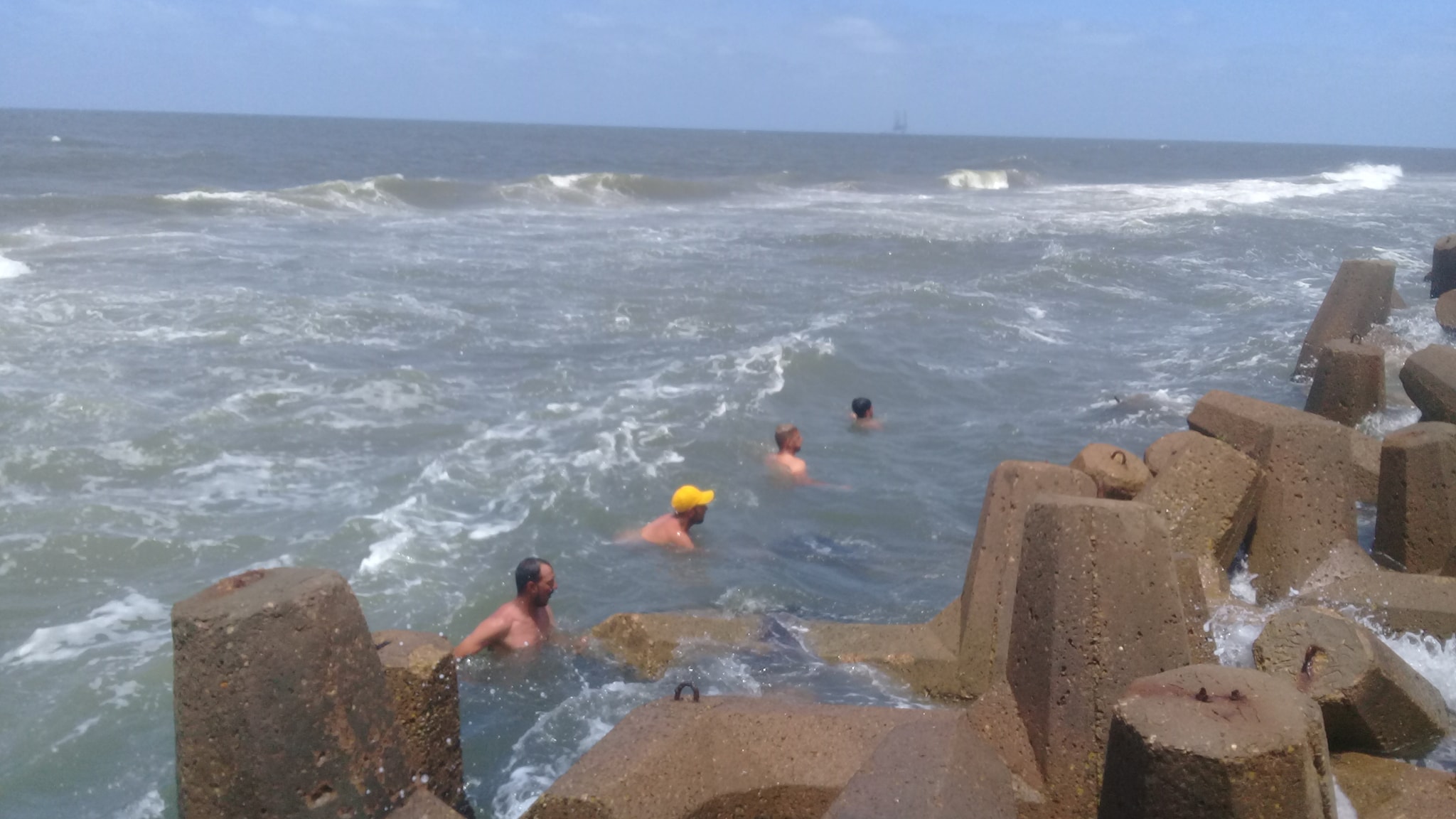 الشواطئ المفتوحة تذكرة الوصول للآخرة مياه مدينة بلطيم تخطف من يقترب إليها البحر يلتهم 6 شباب والأهالى مصرون على الاختراق محافظ كفر الشيخ يحذر من الدخول رئيس المدينة تحرير محاضر للمخالفين صور