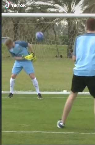 لحظة اصطدام الكرة بوجه دى بروين