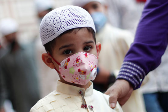 طفل يؤدى صلاة العيد