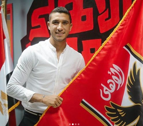 رامى ربيعة بجانب علم الاهلى