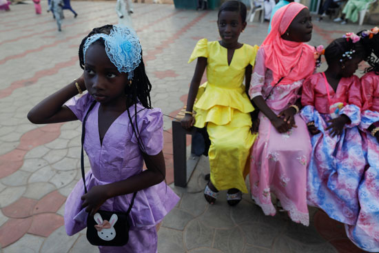 صورة للفتيات اللواتي يرتدين ملابس جديدة خلال الاحتفال