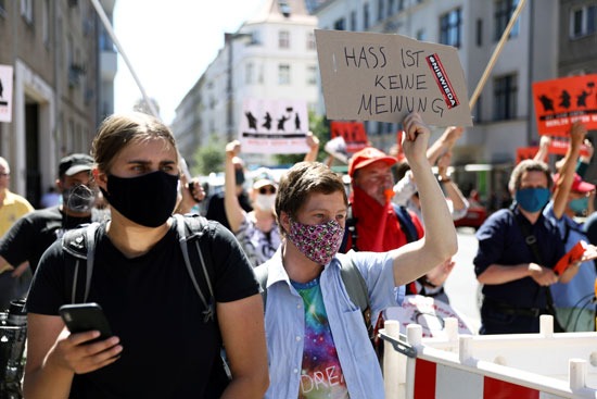 متظاهر يحمل لافتة كتب عليها الكراهية ليست رأيًا