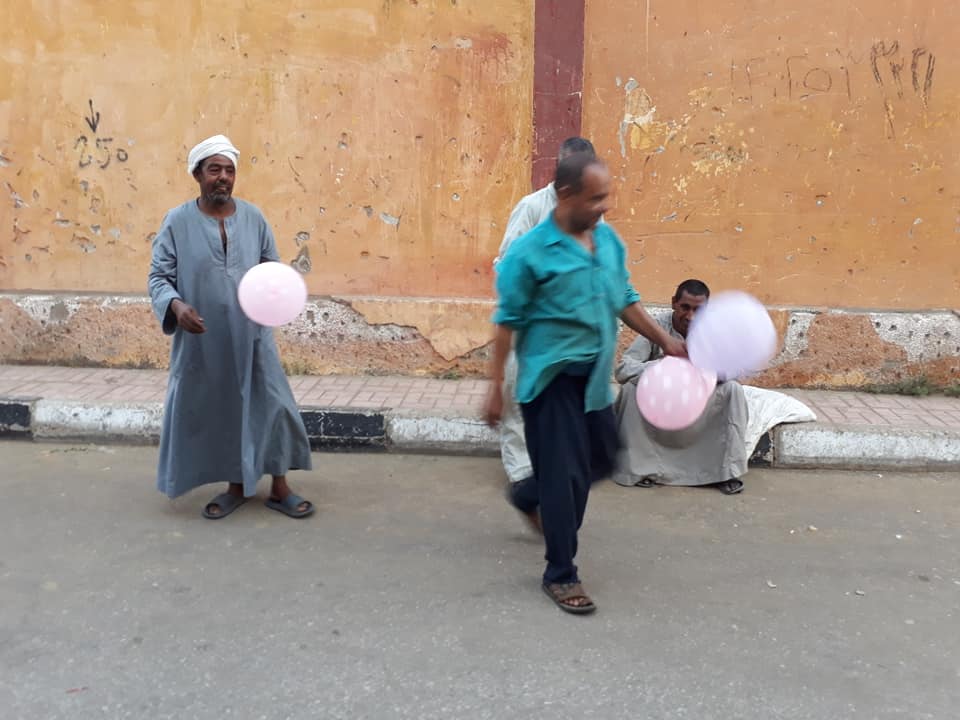 شباب الكرنك بخير يوزعون البالونات والهدايا على الأهالى والأطفال (5)