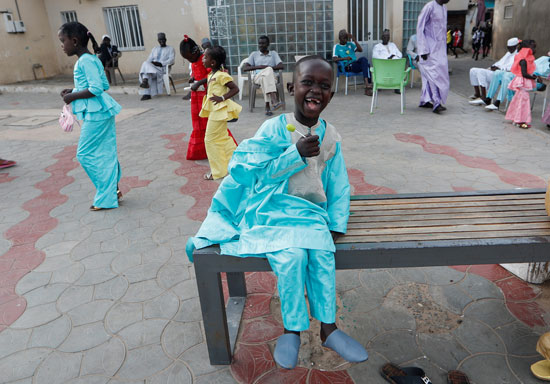 طفل يرتدي ملابس جديدة يضحك أثناء الاحتفال باليوم الأول من عيد الأضحى في داكار ، السنغال ، 31 يوليو 2020. رويترز  زهرة بن سمرة