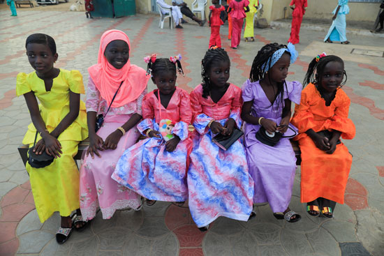 صورة للفتيات اللواتي يرتدين ملابس جديدة خلال الاحتفال باليوم الأول من عيد الأضحى في داكار