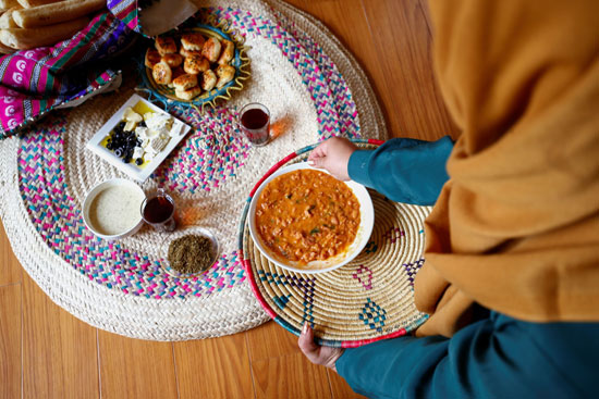 وجدان الكبسي تخدم مائدة إفطار لأخيها خلال زيارة عائلة عيد الأضحى بصنعاء