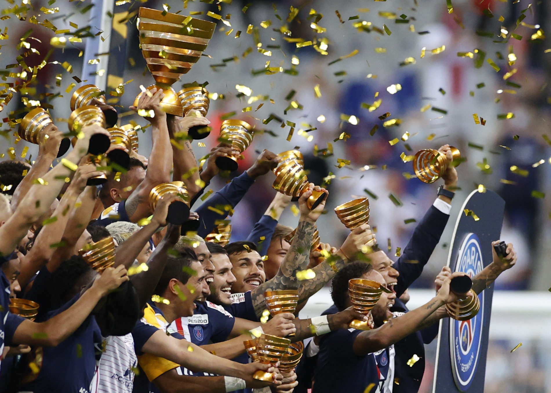 باريس سان جيرمان يرفعون لقب كأس الرابطة
