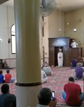 خطبتان فى مسجد واحد