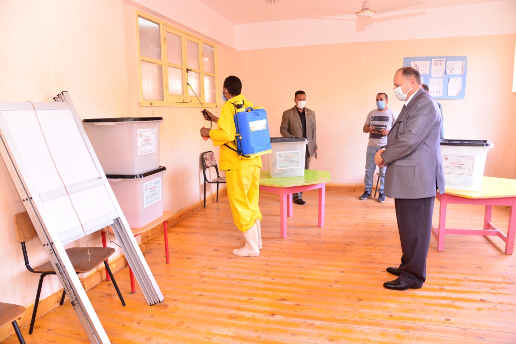 محافظ أسيوط يتفقد مقرات لجان الانتخابات خلال حملات التطهير والتعقيم (4)