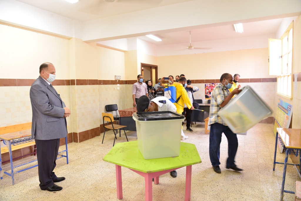 محافظ أسيوط يتفقد مقرات لجان الانتخابات خلال حملات التطهير والتعقيم (8)