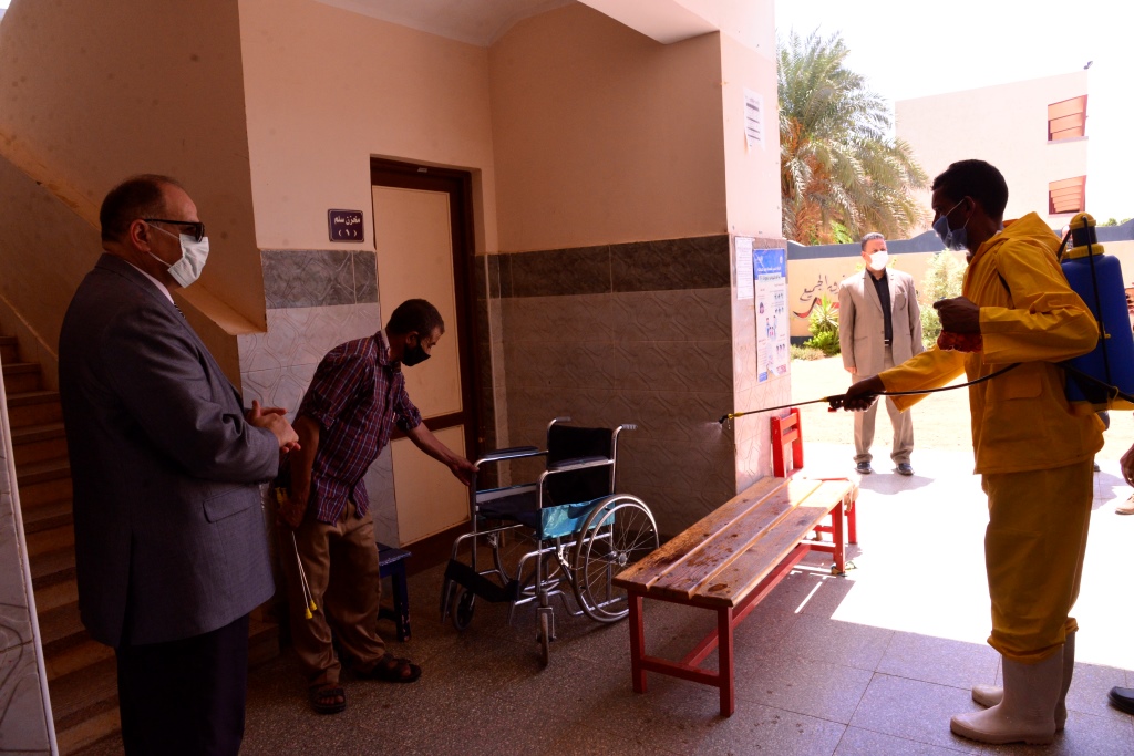 محافظ أسيوط يتفقد مقرات لجان الانتخابات خلال حملات التطهير والتعقيم (14)