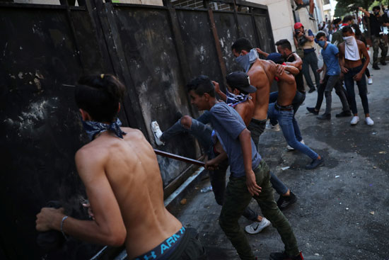 متظاهرون متظاهرون