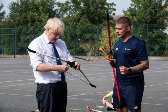 رئيس الوزراء البريطاني بوريس جونسون في جلسة الرماية أثناء زيارته للمعسكر الصيفي للتعليم (2)