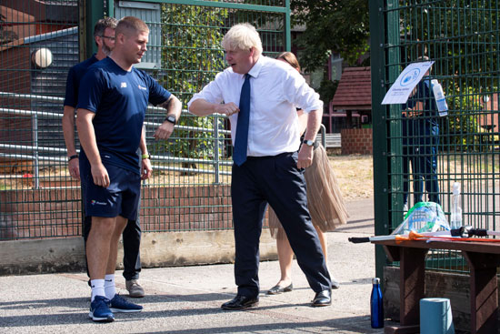 رئيس الوزراء البريطاني بوريس جونسون في جلسة الرماية أثناء زيارته للمعسكر الصيفي للتعليم (7)