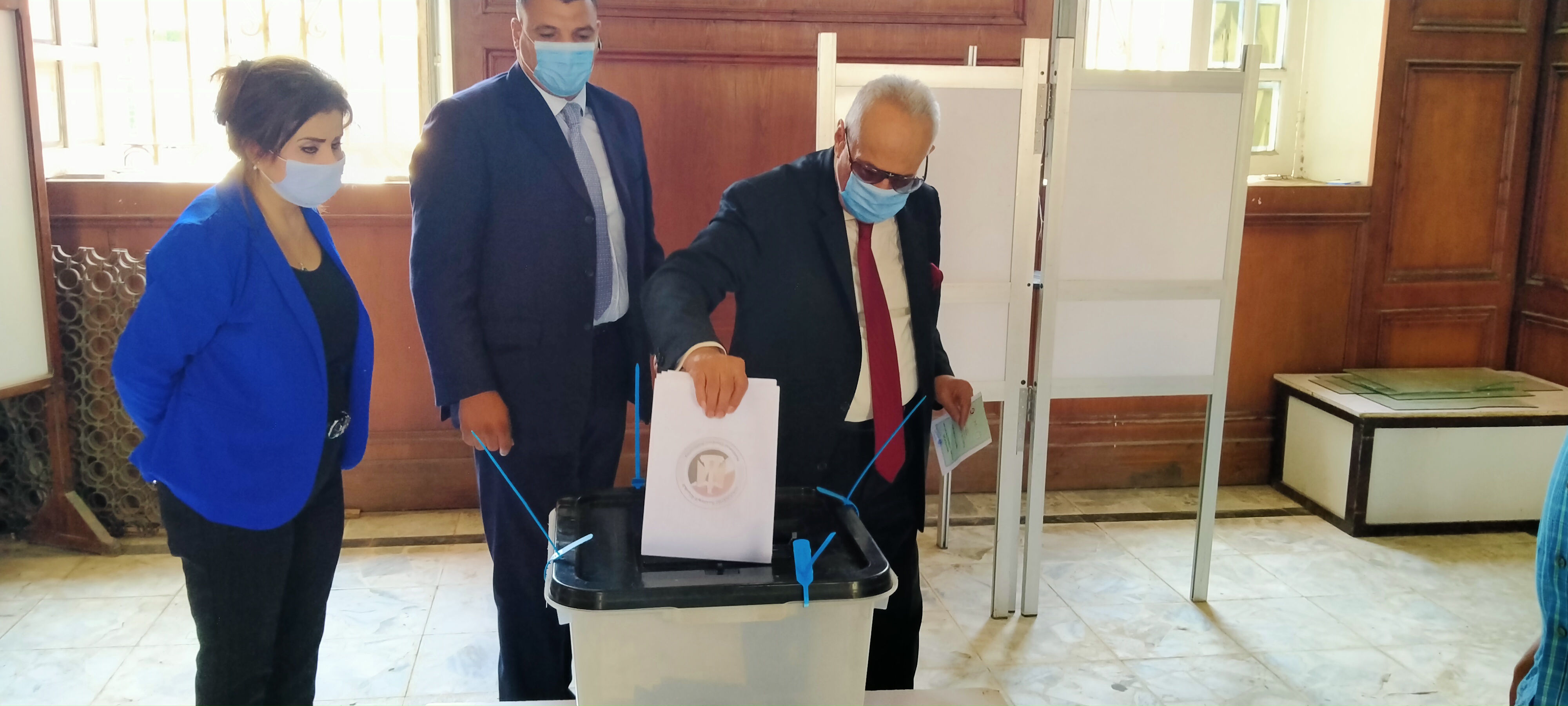بهاء أبو شقة يدلى بصوته بانتخابات مجلس الشيوخ بالدقى  (4)