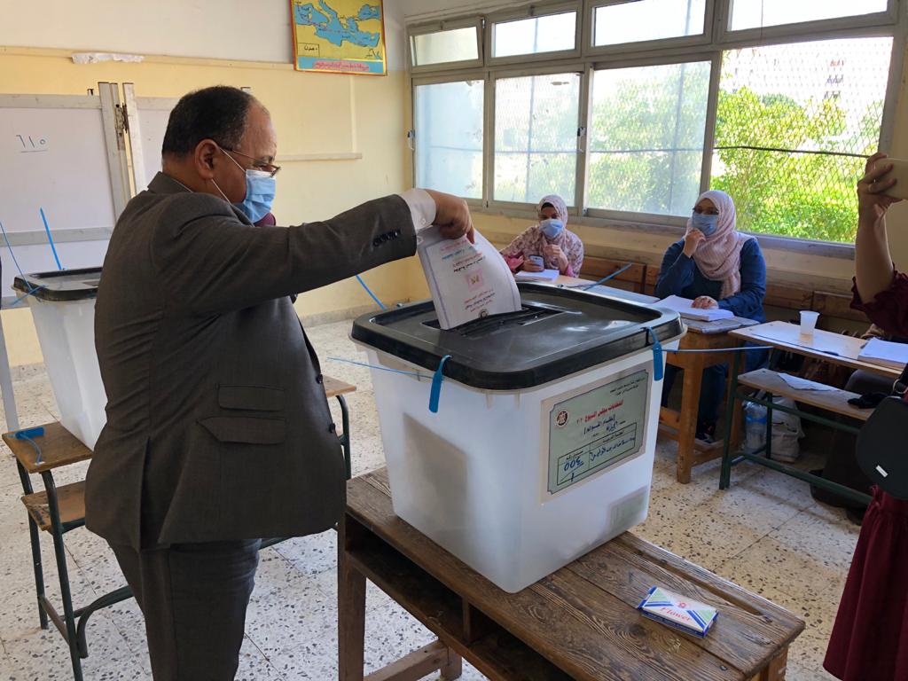 وزير المالية.. عقب الإدلاء بصوته فى انتخابات مجلس الشيوخ (2)