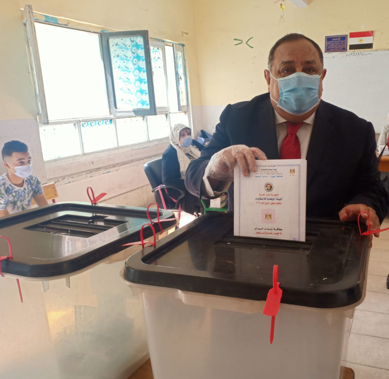 رئيس جامعة حلوان يدلي بصوته في انتخابات مجلس الشيوخ  (2)