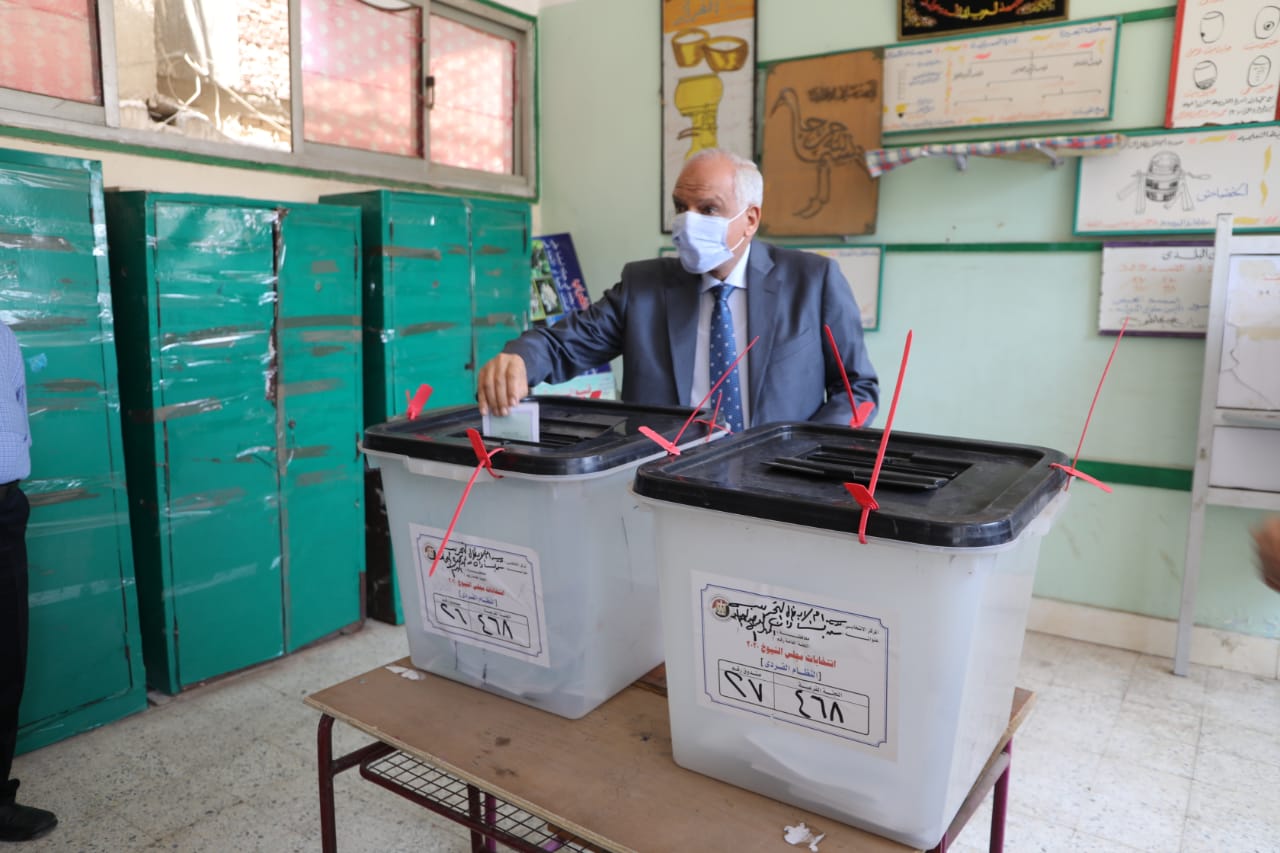 محافظ الجيزة يدلى بصوته فى انتخابات مجلس الشيوخ (4)