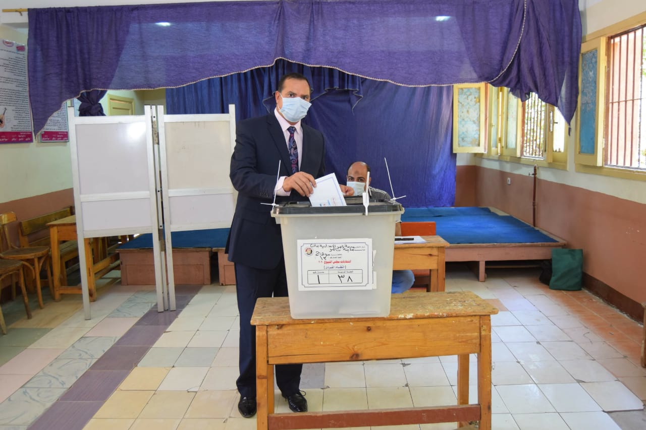 رئيس جامعة سوهاج يدلي بصوته في انتخابات مجلس الشيوخ  (2)