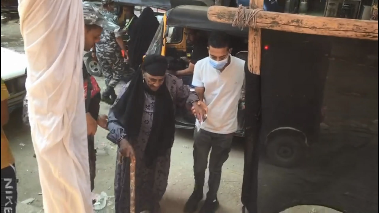 مساعدة مسنة مساعدة مسنة