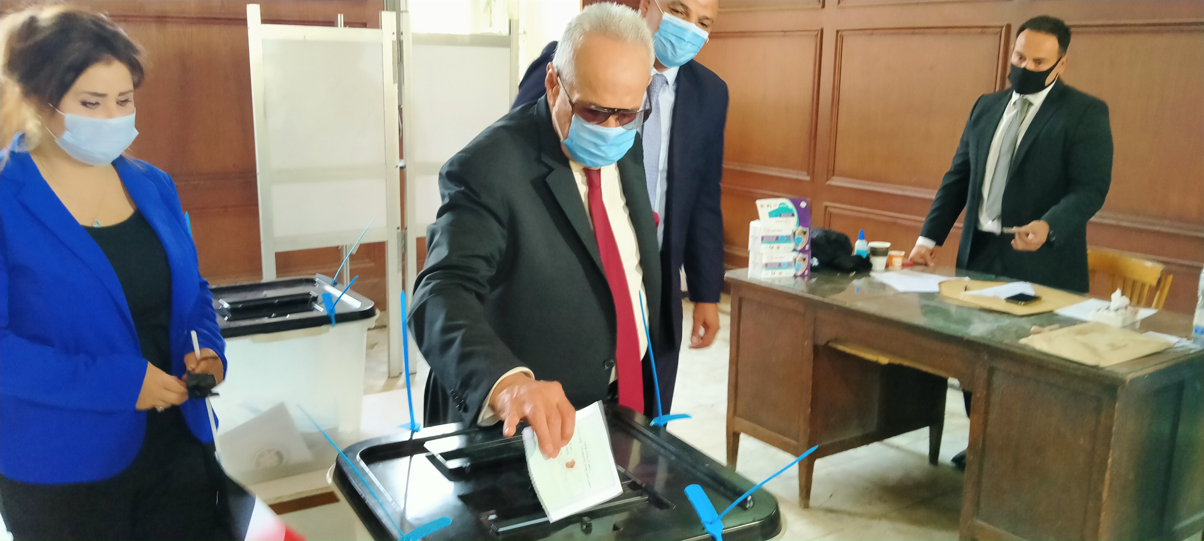 بهاء أبو شقة يدلى بصوته بانتخابات مجلس الشيوخ بالدقى  (1)