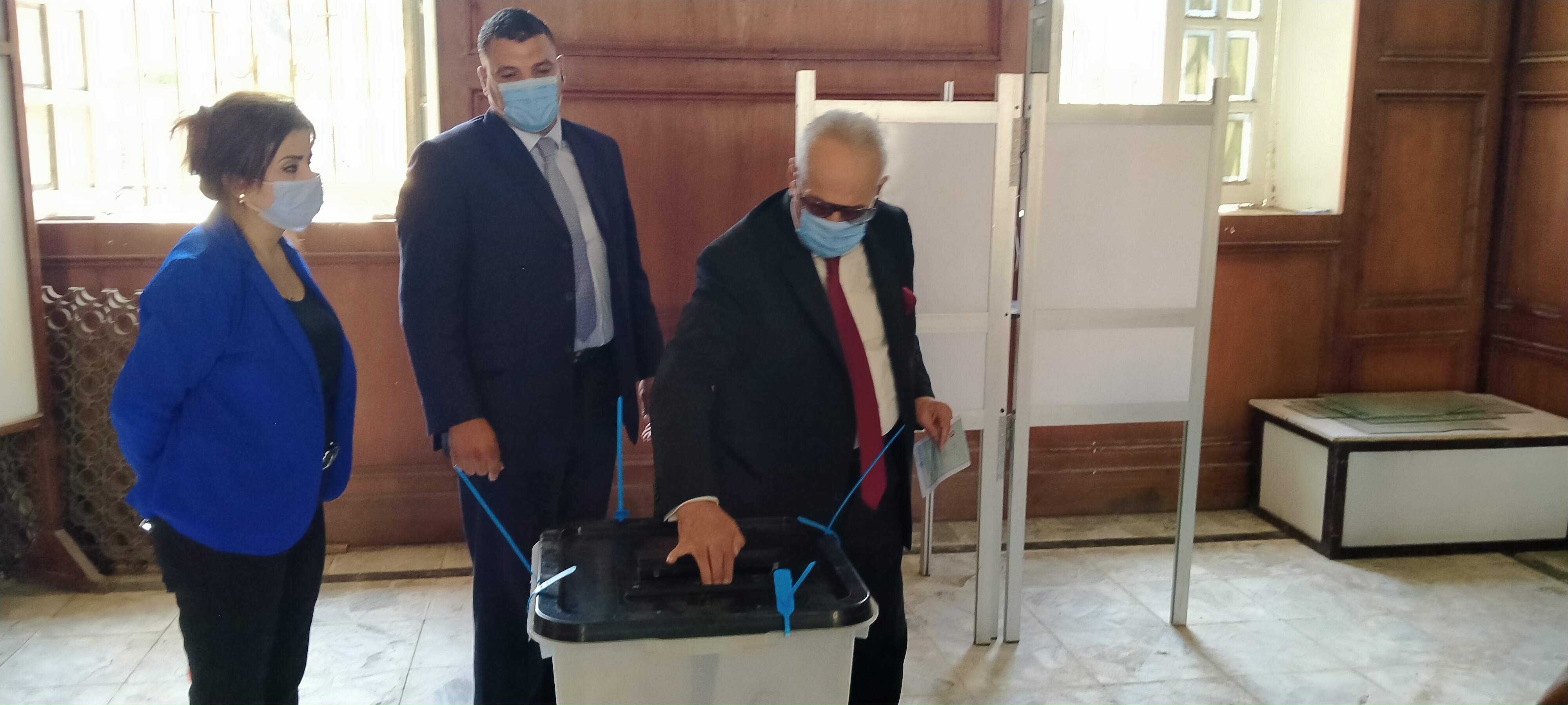 بهاء أبو شقة يدلى بصوته بانتخابات مجلس الشيوخ بالدقى  (2)