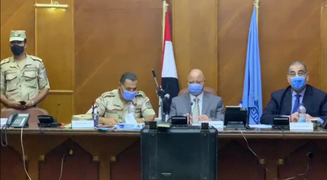 محافظ القاهرة يترأس غرفة عمليات المحافظة لمتابعة اللجان الانتخابية (2)