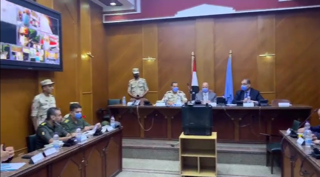 محافظ القاهرة يترأس غرفة عمليات المحافظة لمتابعة اللجان الانتخابية (1)