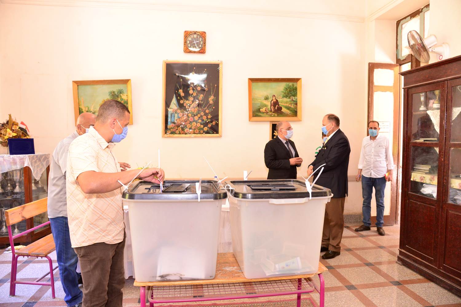 محافظ أسيوط يتفقد بعض لجان انتخابات مجلس الشيوخ  (2)