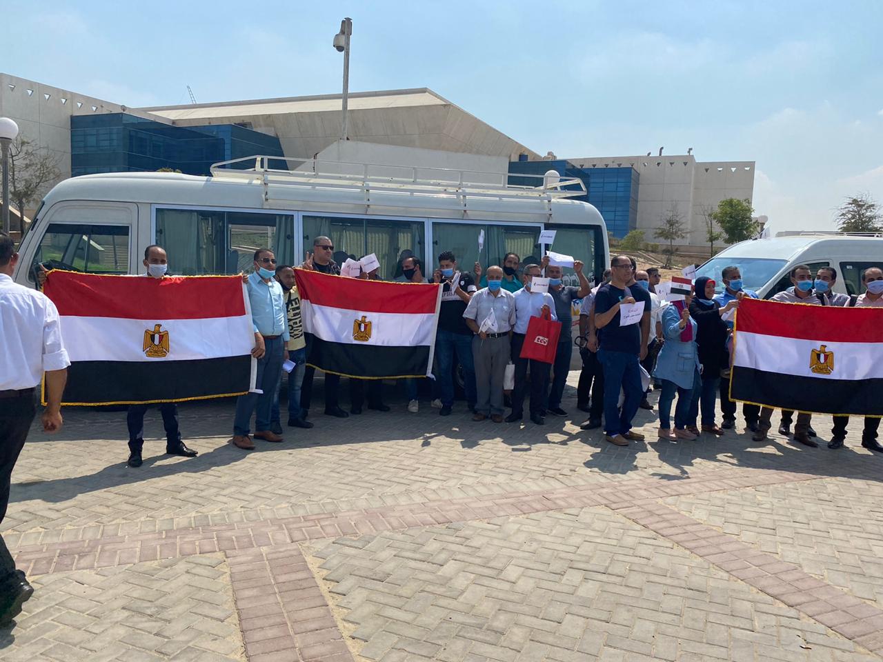 صورة جماعية للعاملين بالقرية الذكية