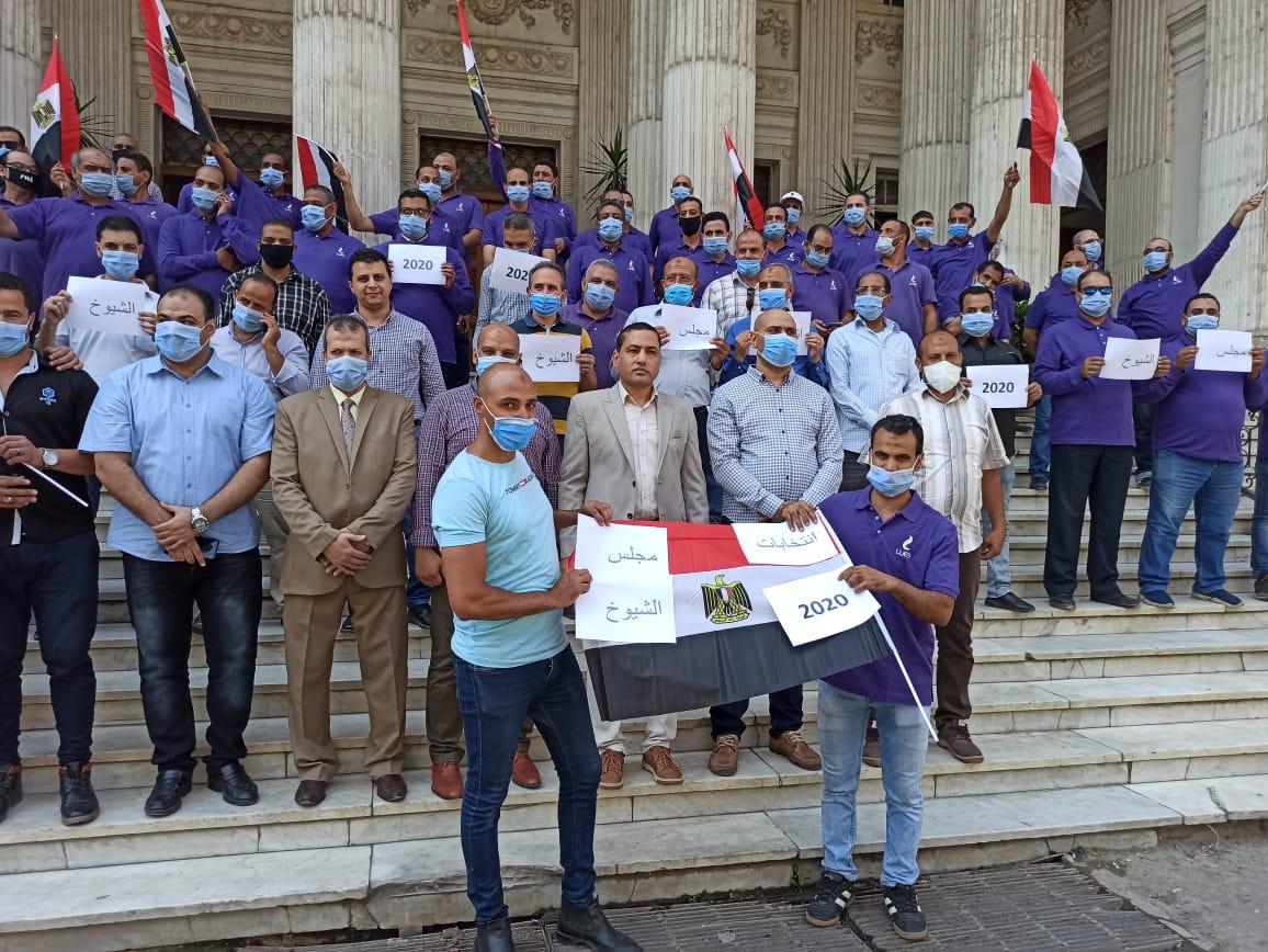 العاملون بالمصري للاتصالات يدلون بأصواتهم