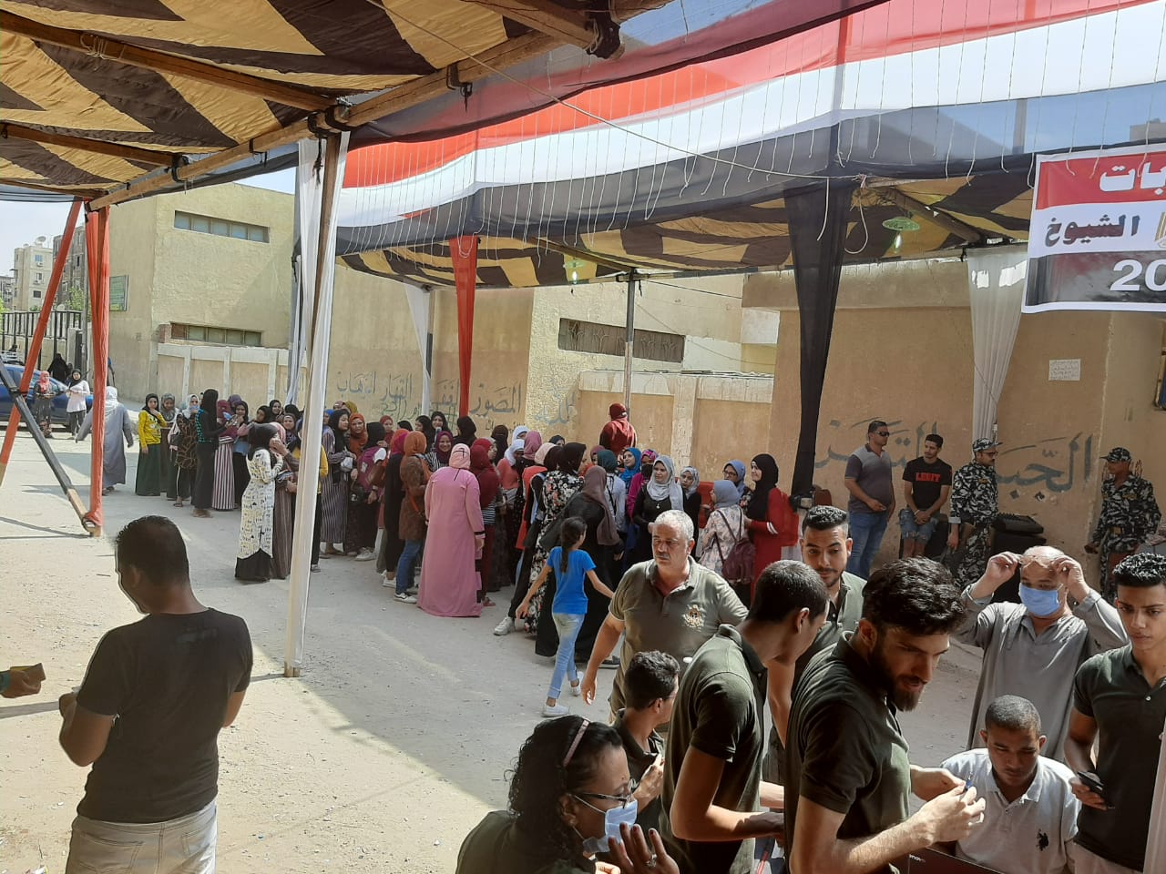 شباب مدينة 15 مايو يتصدرون المشهد أمام لجان انتخابات مجلس الشيوخ (2)