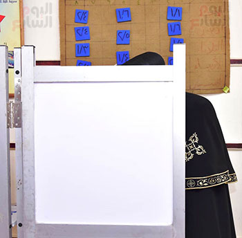 البابا تواضورس يدلى بصوته فى انتخابات مجلس الشيوخ (11)