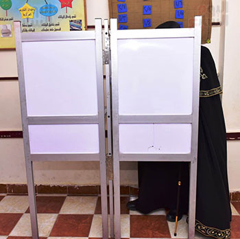 البابا تواضورس يدلى بصوته فى انتخابات مجلس الشيوخ (12)