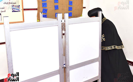 البابا يدلي ببطاقته الإنتخابية البابا يدلي ببطاقته الإنتخابية