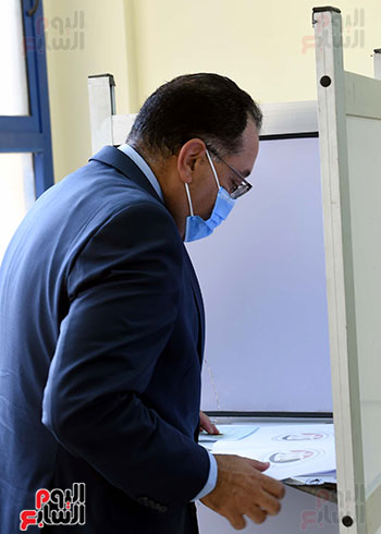 رئيس الوزراء يُدلى بصوته فى انتخابات مجلس الشيوخ (11)