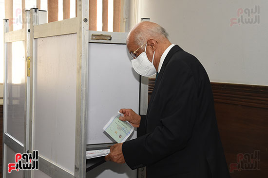 الدكتور علي عبد العال  (6)