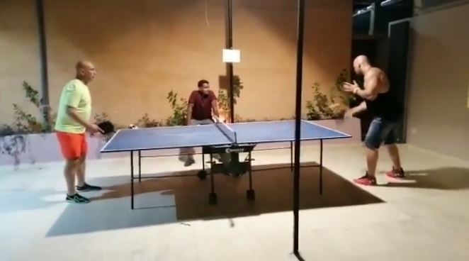 أحمد تهامي يخوض مباراة بينج بونج أمام العميد حسام حسن (1)