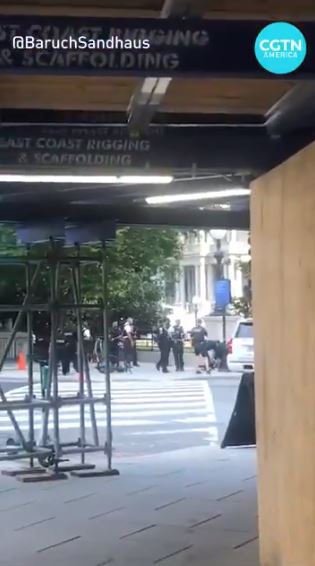 تعامل الشرطة الأمريكية مع الحادث (3)