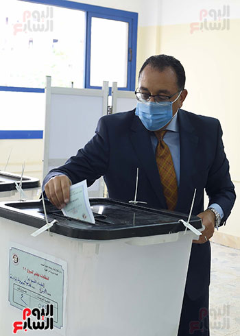 رئيس الوزراء يُدلى بصوته فى انتخابات مجلس الشيوخ (18)