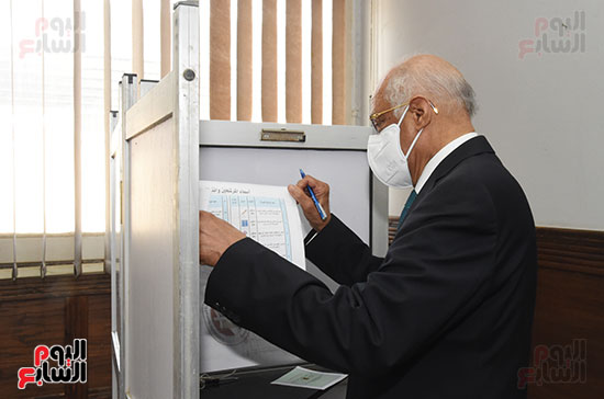 الدكتور علي عبد العال  (4)