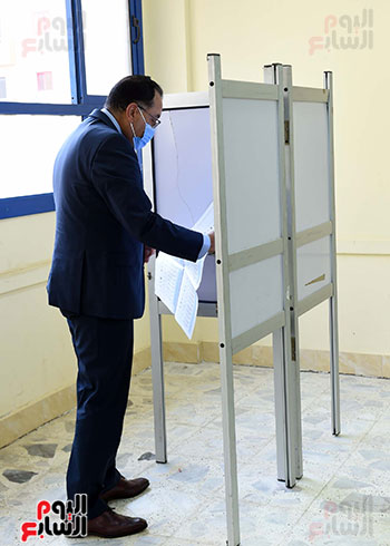 رئيس الوزراء يُدلى بصوته فى انتخابات مجلس الشيوخ (14)
