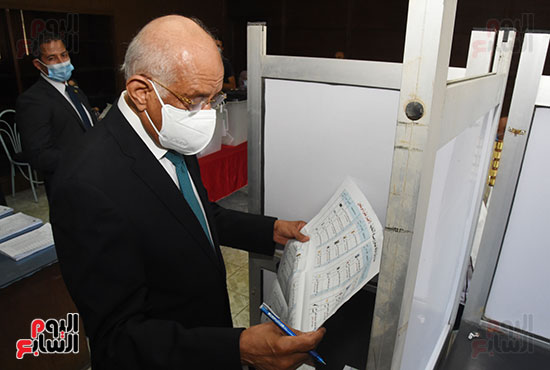 الدكتور علي عبد العال  (5)