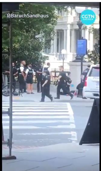 تعامل الشرطة الأمريكية مع الحادث (1)