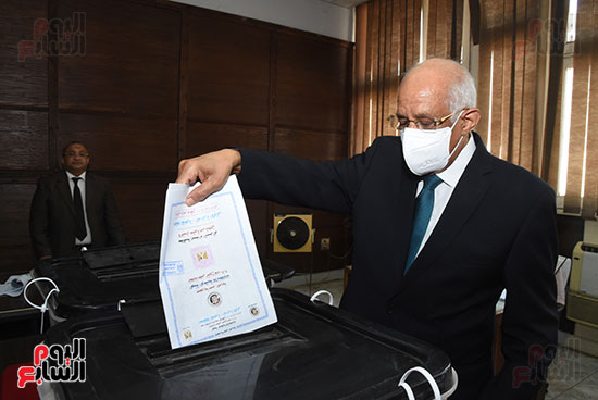 الدكتور علي عبد العال  (8)