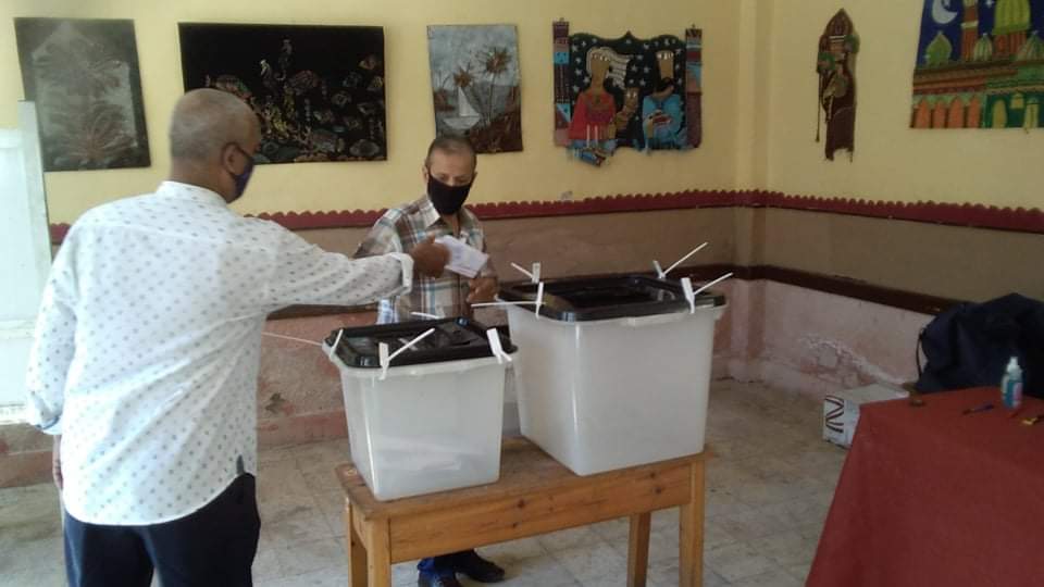 كبار السن يتوافدون على اللجان الانتخابية بالإسكندرية (5)