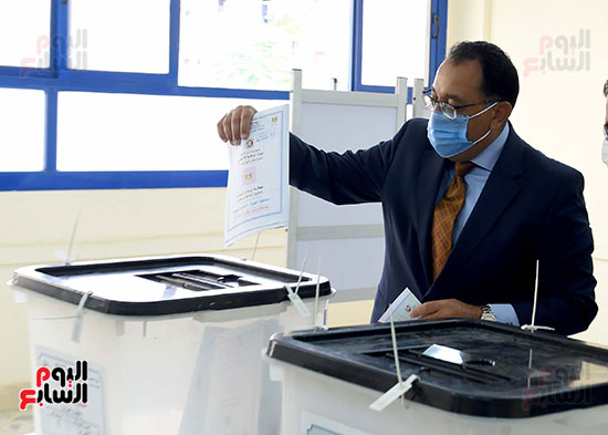 رئيس الوزراء يُدلى بصوته فى انتخابات مجلس الشيوخ (15)