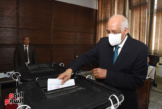 الدكتور علي عبد العال  (10)