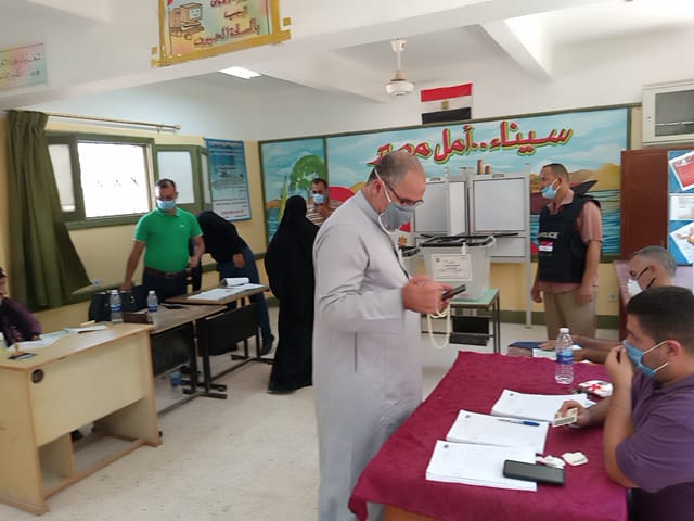 الناخبون بمدينة العريش يواصلون اقبالهم على اللجان  (7)