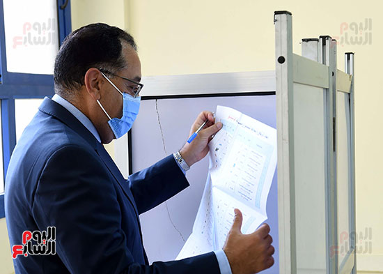 رئيس الوزراء يُدلى بصوته فى انتخابات مجلس الشيوخ (13)